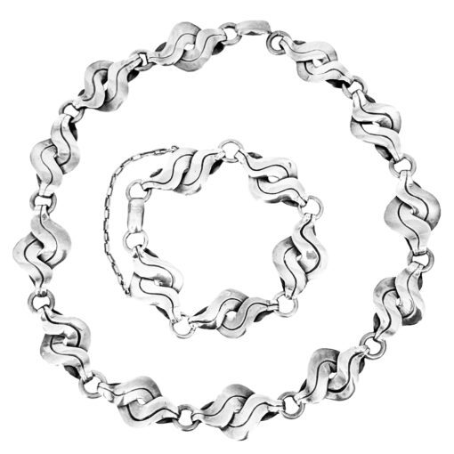 Silver necklace and bracelet with wavy links.